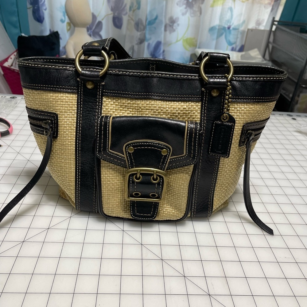 COACH LEATHER & STRAW SATCHEL PURSE MULTIPLE ZIP POCKET ON SIDE & FRONT POCKET
